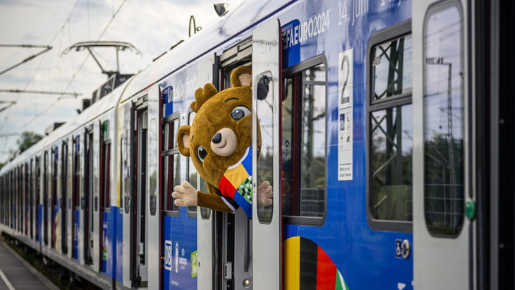 Auch Maskottchen Albärt fährt mit: So leer wie auf diesem Foto waren die Züge im Nah- und Fernverkehr während der Fußball-EM 2024 aber selten.