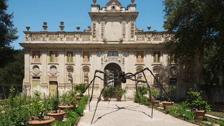 Bourgeois vor der Borghese: Der Künstlerin berühmte Spinne vor der Villa mit der ebenso berühmten Antikensammlung des Barock-Kardinals