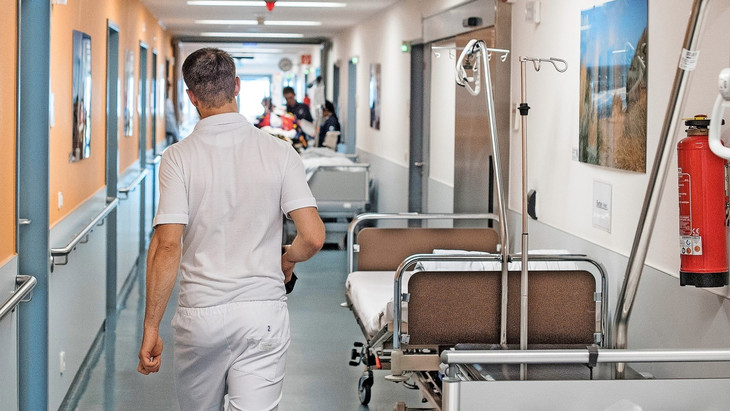 Überbelastung: Die Arbeitsbedingungen in deutschen Kliniken sind nicht gut. Doch nicht jeder Arzt fühlt sich in der Lage, offen über die Probleme zu sprechen.