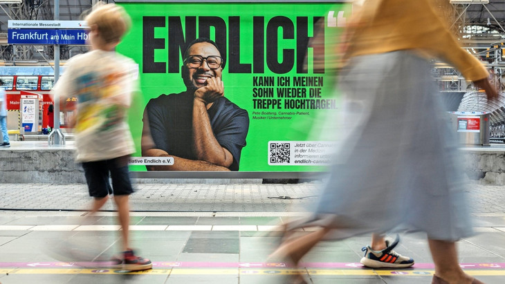 Eine großangelegte Kampagne wirbt derzeit prominent für medizinisches Cannabis.