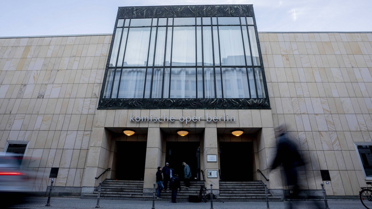 Der Haupteingang der Komischen Oper an der Behrenstraße nach dem Entwurf von Kunz Nierade aus den Sechzigerjahren. Damals war die erhaltene historische Fassade beseitigt worden.