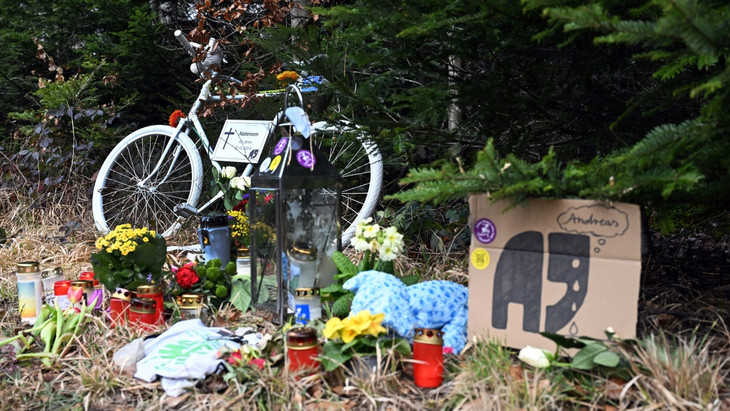 Nahe der Unfallstelle wurde ein sogenanntes Ghostbike für Andreas Mandalka aufgebaut.