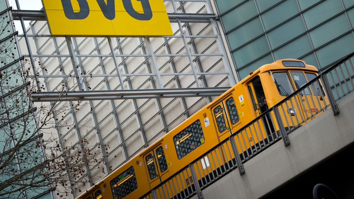 Eine U-Bahn fährt unter einem Schild mit der Aufschrift „BVG“ vorbei. (Symbolbild)