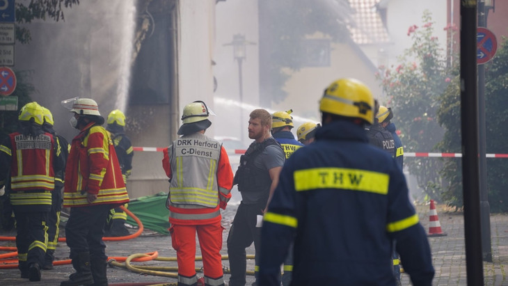 Die Feuerwehr evakuierte umliegende Gebäude und konnte das Feuer nach rund einer Dreiviertelstunde unter Kontrolle bringen.