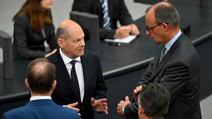 Im Gespräch im Bundestag: Bundeskanzler Olaf Scholz (SPD) und CDU-Chef Friedrich Merz (rechts)