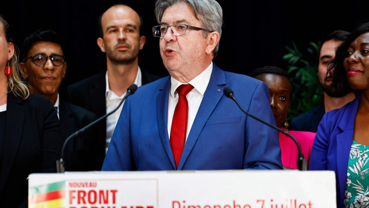 Wahlsieger Jean-Luc Mélenchon spricht am Sonntagabend in Paris über das Ergebnis der Stichwahl.