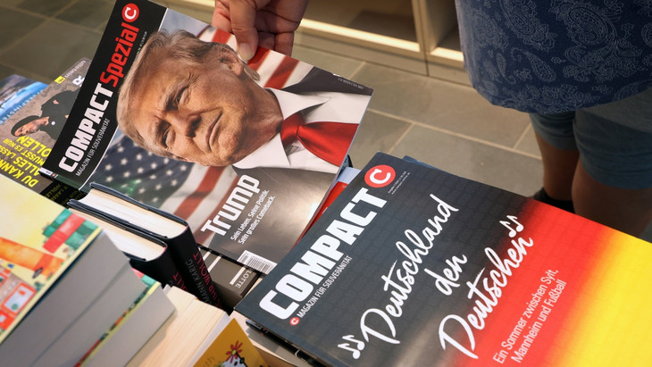 Jetzt verboten: eine Ausgabe des Magazins „Compact“ in einer Bahnhofsbuchhandlung in Kempten