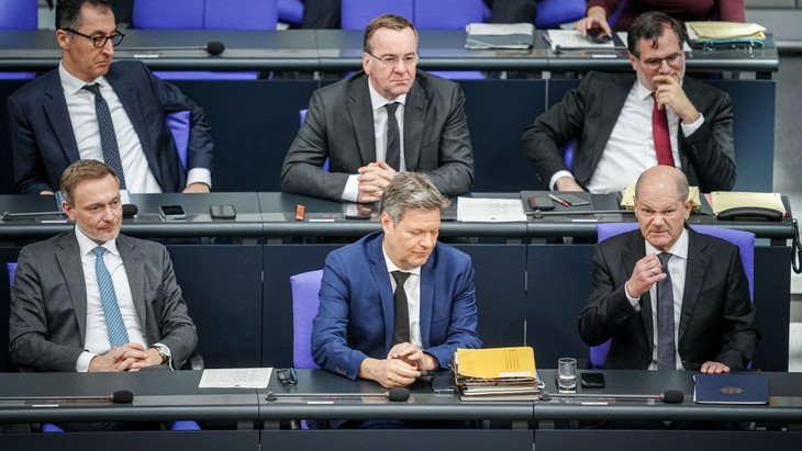 Sie müssen sich einigen: Finanzminister Christian Lindner, Wirtschaftsminister Robert Habeck und Bundeskanzler Olaf Scholz (vorne von links). Verteidigungsminister Pistorius (hinten Mitte) will mehr Geld.