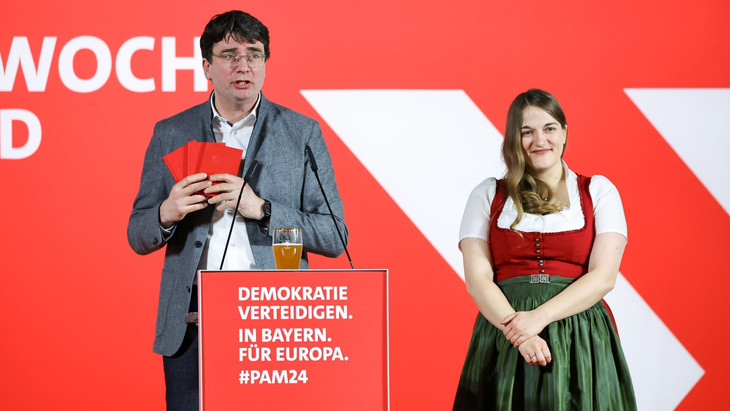 Die beiden bayerischen SPD-Landesvorsitzenden am 14. Februar 2024 beim politischen Aschermittwoch in Vilshofen: Florian von Brunn und Ronja Endres