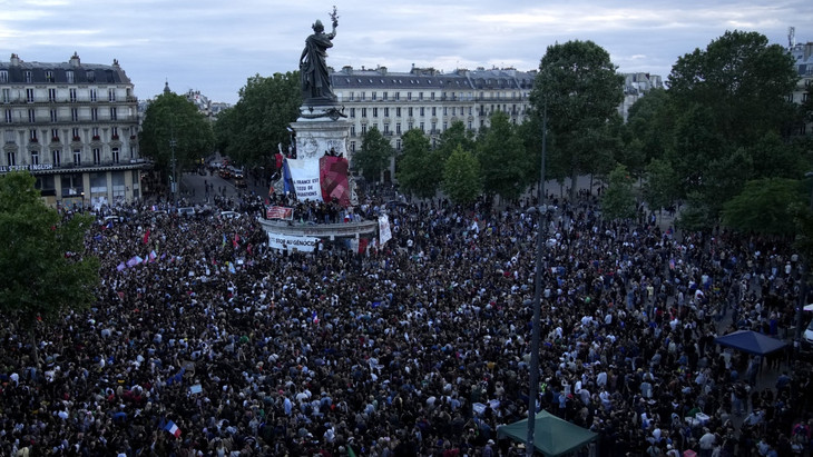 Treffpunkt der Linken: Tausende Menschen stehen am Sonntagabend auf der Pariser Place de la Republique.