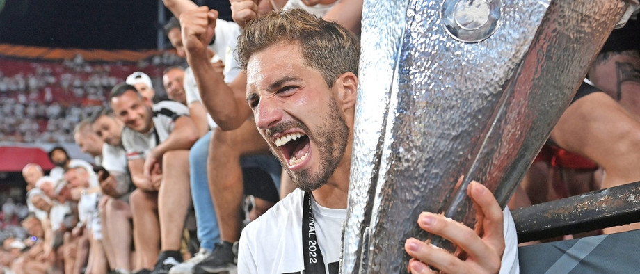 Zu viel Erfolg? Kapitän Trapp mit dem Europapokal in Sevilla 2022