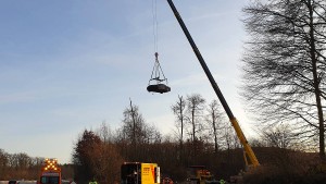 Luxuswagen schleudert in Waldstück