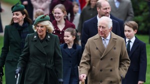 Royals spazieren gemeinsam zum traditionellen Gottesdienst