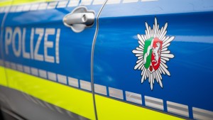 Aggressive Autofahrer werfen Böller auf Polizisten