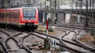 Eine S-Bahn vor dem Bahnhof Stuttgart-Bad Cannstatt