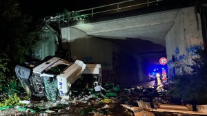 Lkw-Zugmaschine fällt von Autobahnbrücke in die Tiefe