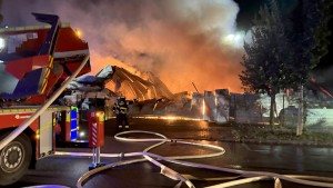 Lagerhalle stürzt bei Vollbrand ein