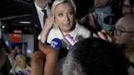 RN-Chefin Marine Le Pen spricht am Sonntagabend in Paris zu Journalisten.