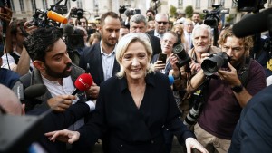 Le Pen droht mit Misstrauensvotum