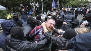 Tausende Demonstranten harren vor Parlament aus