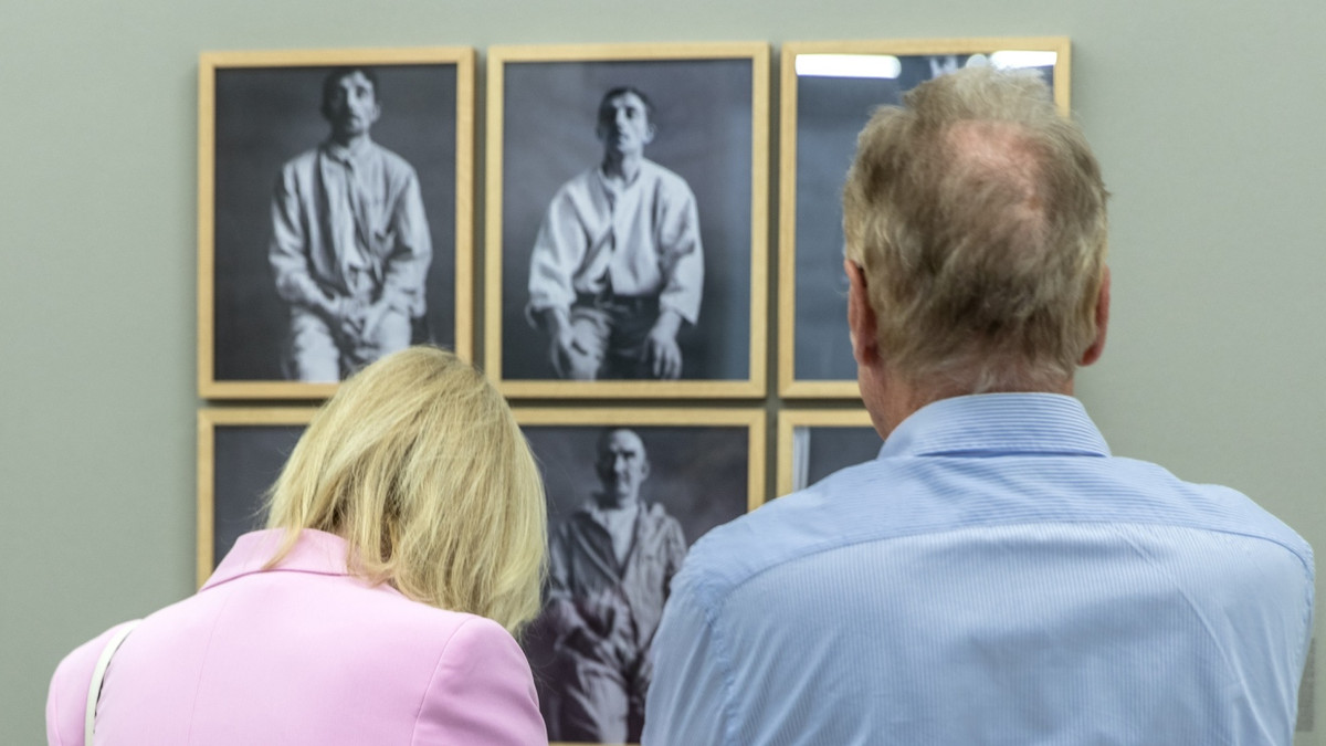 Vernakulare Fotografie: Besucher in der Ausstellung „Wer wir sind“ in der Walther Collection in Burlafingen