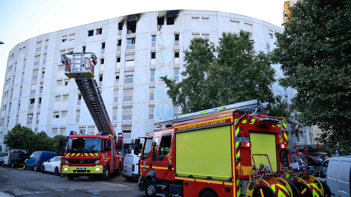 Die französische Feuerwehr löscht ein Feuer, das über Nacht in der südfranzösischen Stadt Nizza ausgebrochen ist.