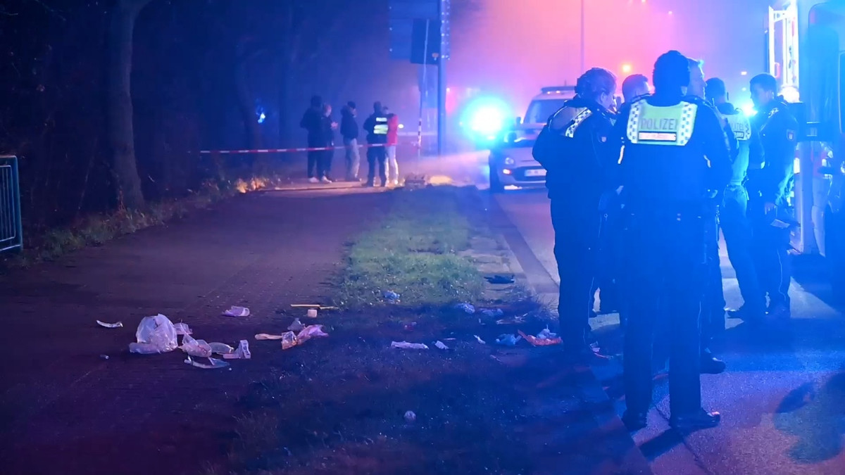 Einsatzkräfte der Polizei arbeiten an einem Tatort, an dem ein 17-Jähriger getötet wurde.