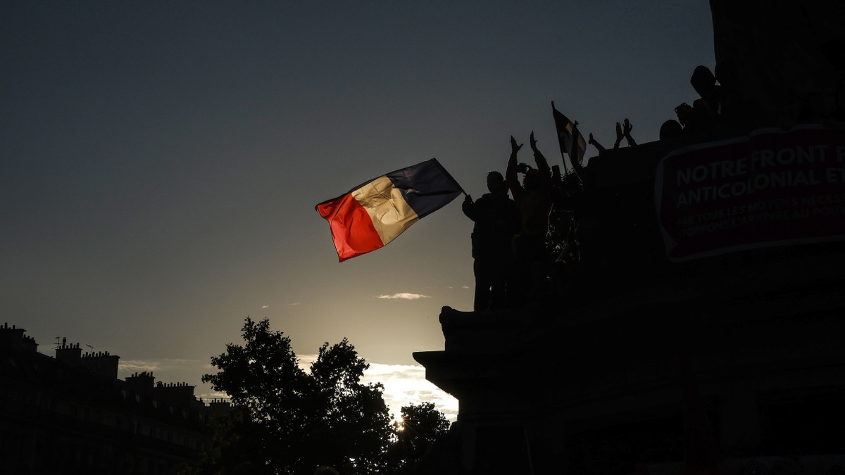 Feier am Place de la Republique in Paris nach dem Wahlsieg des Linksbündnisses