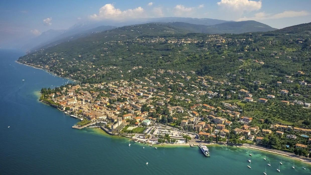 Torri del Benaco aus der Luft: Wegen des verunreinigten Trinkwassers lieferte die Gemeinde unter anderem älteren Menschen Wasserflaschen ins Haus.