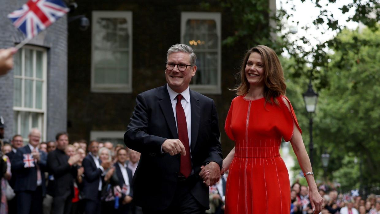 Ankunft in der Downing Street: Wahlsieger Keir Starmer mit seiner Frau Victoria