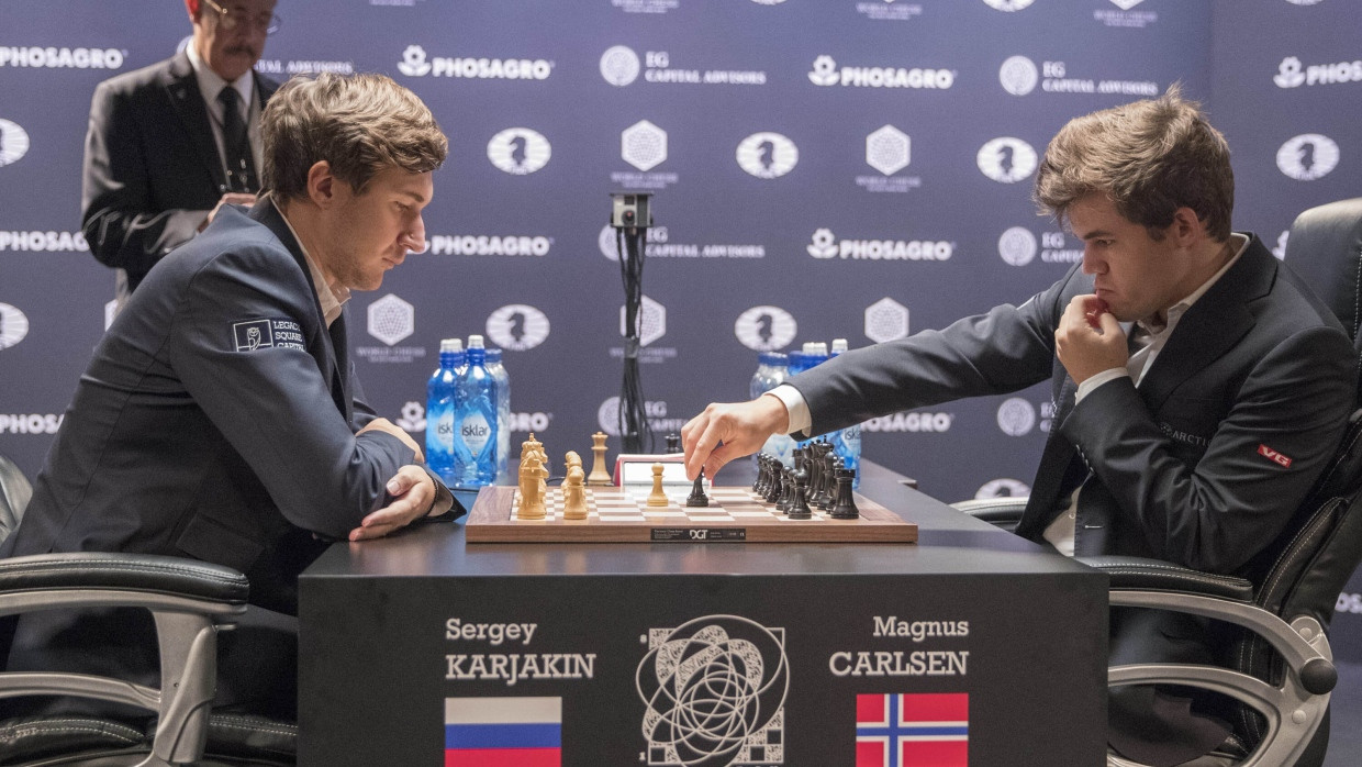 Karjakin (l.) spielte gegen Carlsen um den WM-Titel.