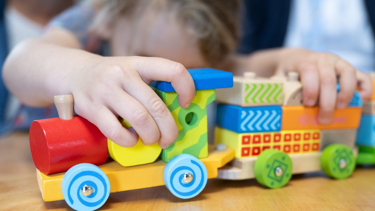 Kinder spielen in einer Kindertagespflege.