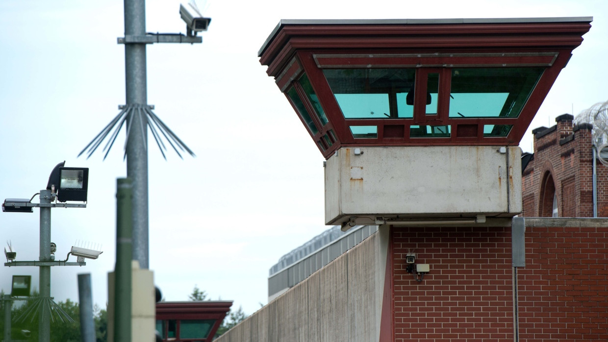 Wachturm an der Außenmauer der JVA Tegel