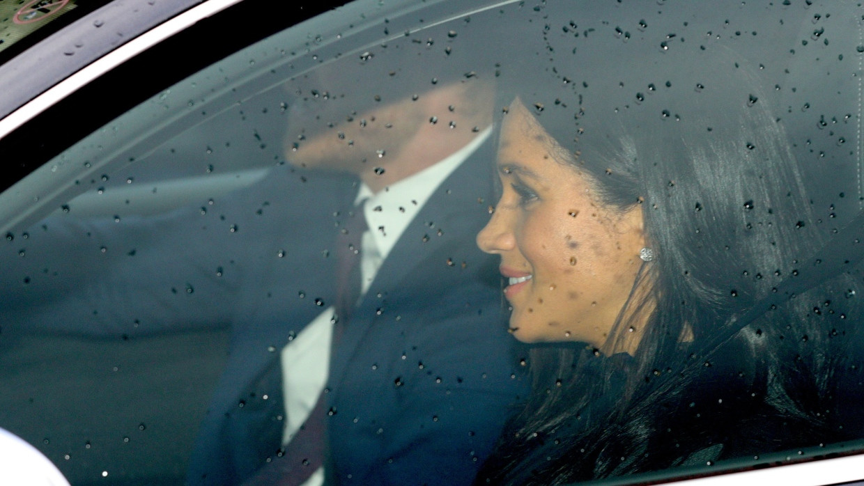 Harry und Meghan auf dem Rückweg von einem Weihnachtsessen im Buckingham Palace 2018.