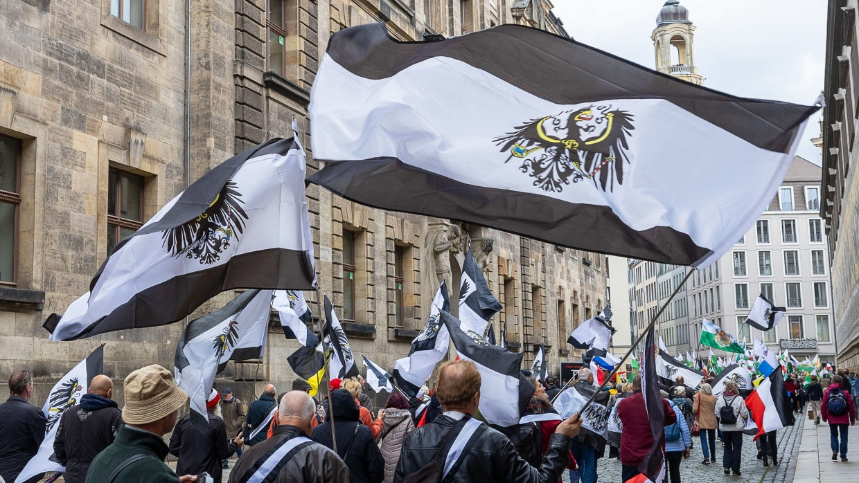 Mehrere hundert Teilnehmer einer Demonstration ziehen mit Flaggen des Königreichs Preußen am 28. Oktober 2023 durch die Innenstadt von Dresden.