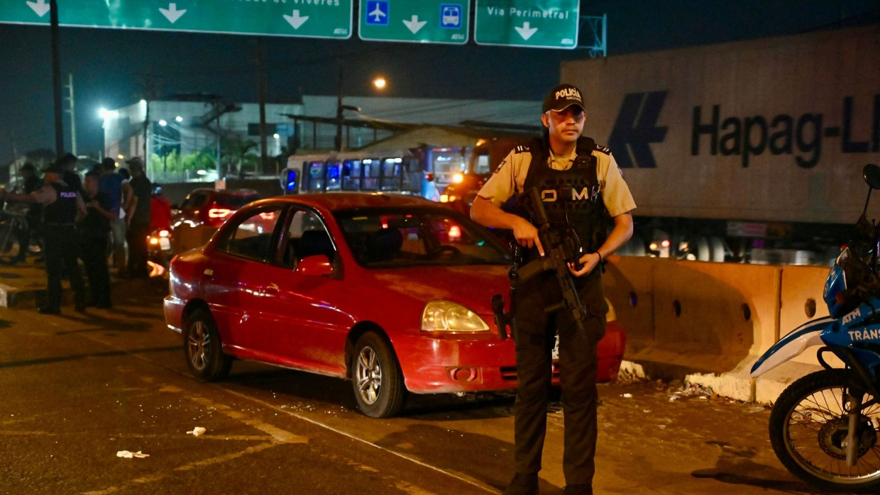 Ein Polizist sichert den Tatort in Guayaquil, wo Gefängnisleiterin María Daniela Icaza ermordet wurde.