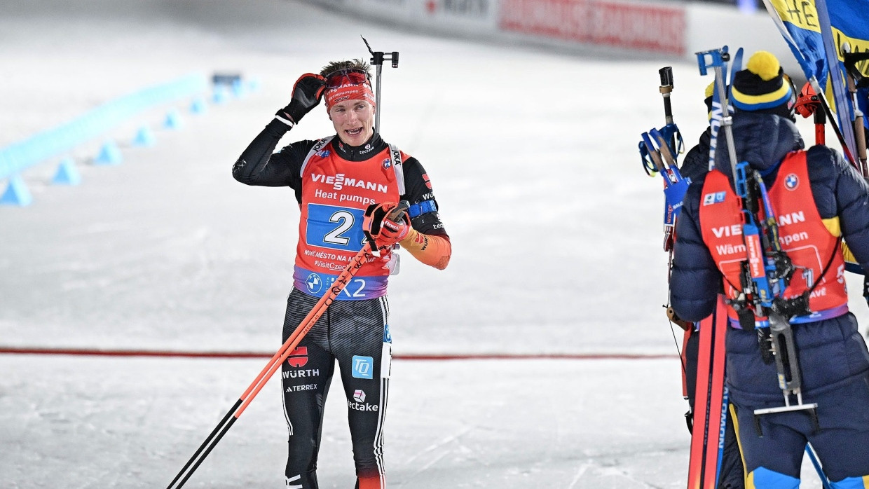 Andere nutzen die Chance: Biathlet Benedikt Doll läuft auf „schmierigem Schnee“ hinterher.