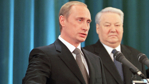 Wladimir Putin beim Amtseid am 7. Mai 2000, im Hintergrund der ehemalige Präsident Jelzin