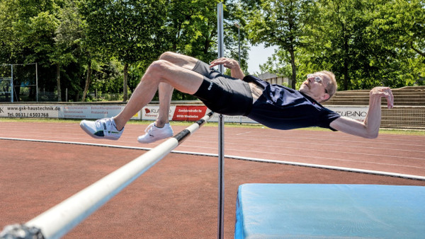 Gekonnt übersprungen: Hochspringer Rüdiger Weber im Helmut-Schön-Stadion in Wiesbaden im Sommer 2023