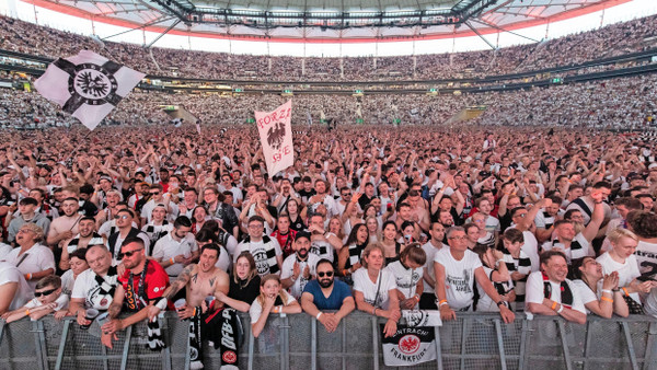 Die Eintracht bewegt Massen: Zehntausende schauen im heimischen Stadion das Europa-League-Finale 2022, das Frankfurt in Sevilla gewinnt.