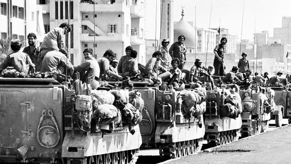 Juni 1982: Israelische Panzer in einem Vorort der libanesischen Hauptstadt Beirut