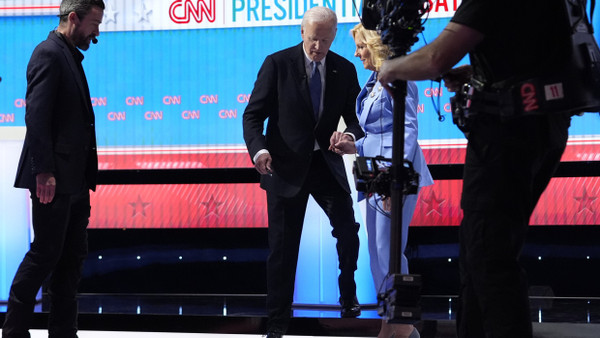 An der Hand seiner Frau: Biden verlässt nach dem TV-Duell mit Trump die Bühne.