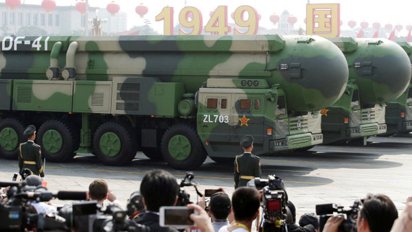 Chinesische Dongfeng-41 Interkontinentalraketen während einer Militärparade zum 70. Gründungstag der VR China 2019 auf dem Platz des Himmlischen Friedens.