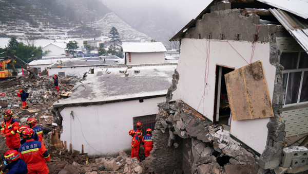 China: Rettungskräfte suchen nach einem Erdrutsch im Dorf Liangshui im Kreis Zhenxiong nach Überlebenden in der Nähe der beschädigten Häuser.