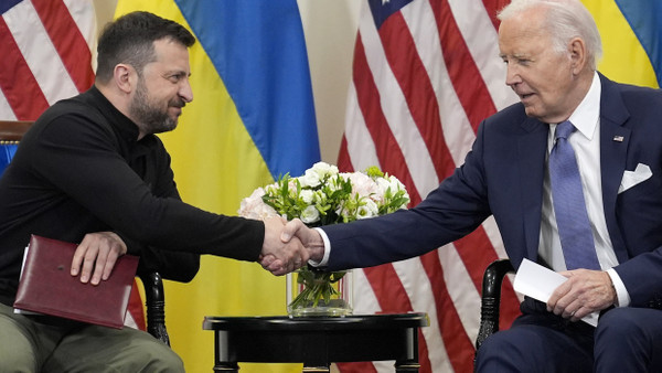 US-Präsident Joe Biden traf den ukrainischen Präsidenten Wolodymyr Selenskyj in Paris.