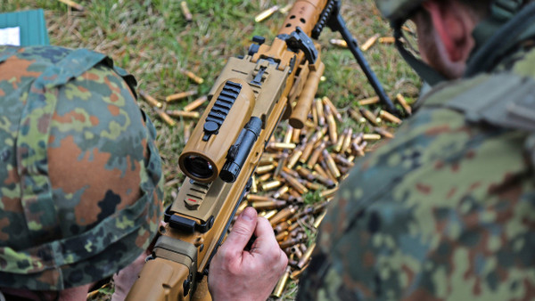 Im Einsatz: Bundeswehr-Soldaten an einem Trainingsstand mit dem Maschinengewehr MG5