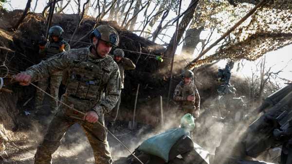 Erhalten im Sommer wieder mehr Munition aus dem Westen: Ukrainische Soldaten feuern in der Region Donezk mit einer Haubitze auf eine russische Stellung.