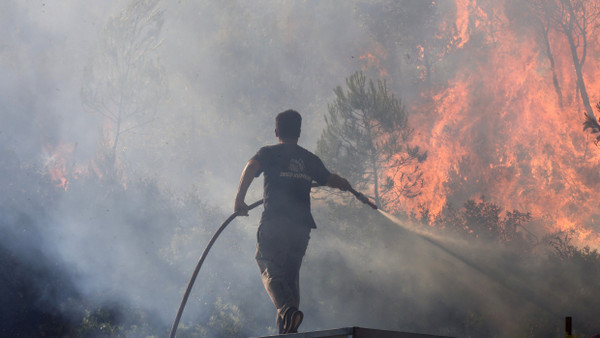 In Stamata nahe Athen versucht ein Freiwilliger, die Flammen einzudämmen.