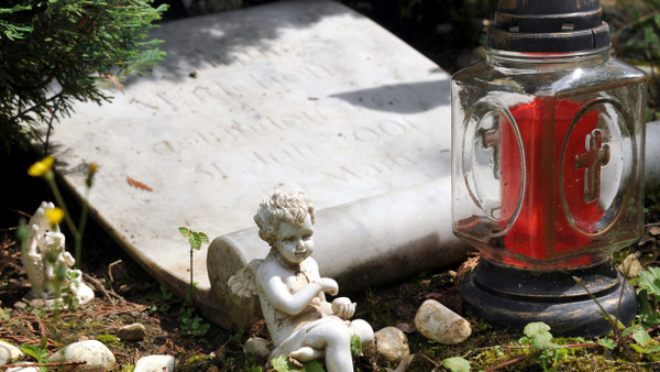 Bis heute unidentifiziert: Das Grab des ermordeten Mädchens auf dem Friedhof in Bad Vilbel