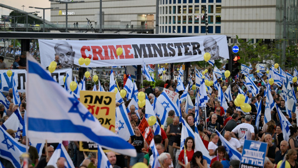 Zehntausende Israelis gingen in Protest gegen ihre Regierung auf die Straße.